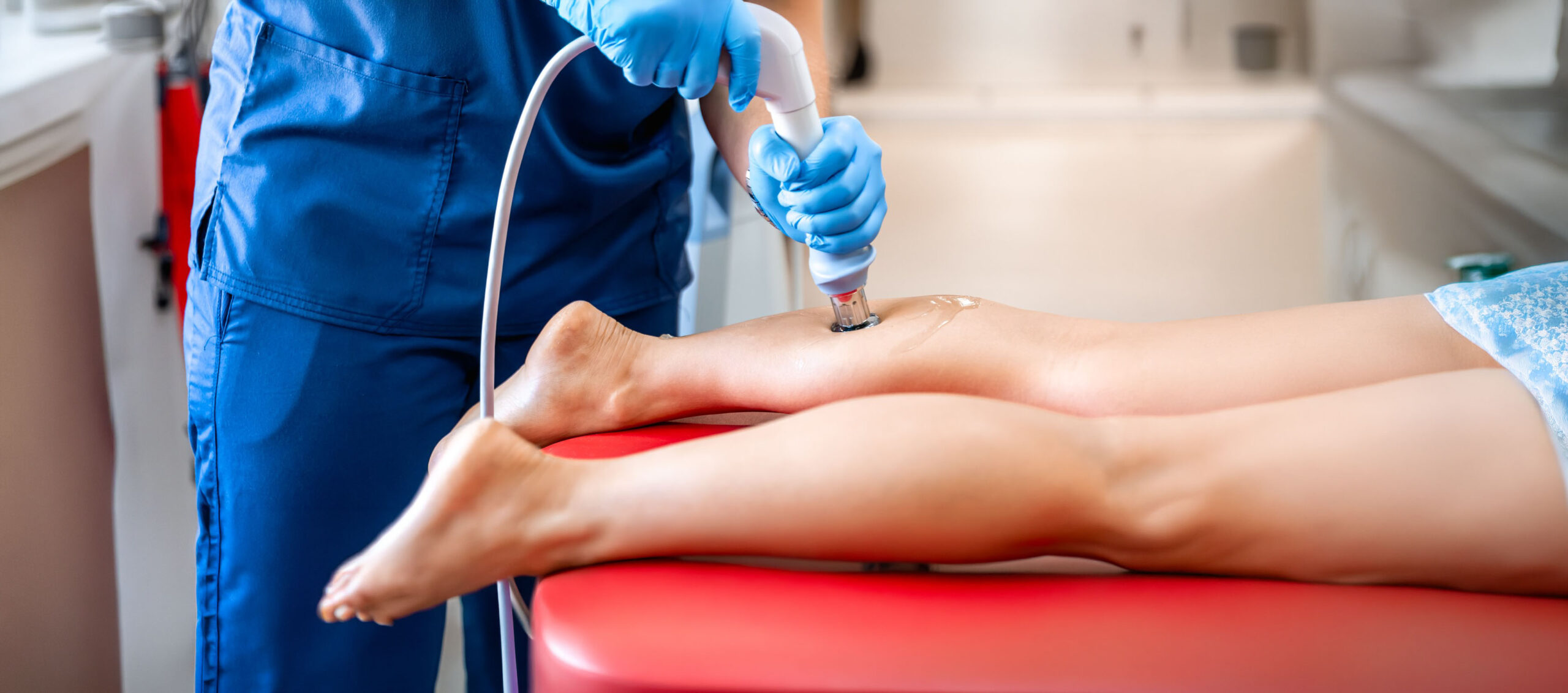Durchführung einer Stoßwellentherapie zur Behandlung von Sehnen- und Gelenkbeschwerden in einer orthopädischen Praxis in Berlin