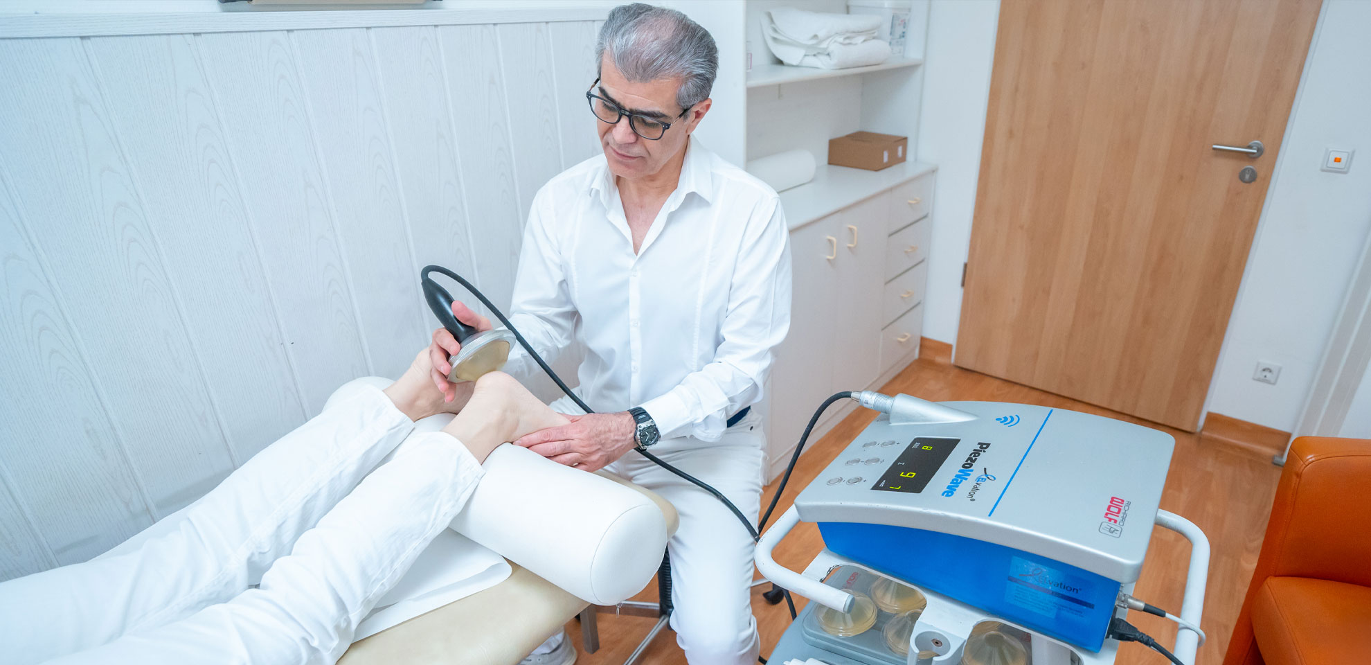 Orthopädische Stoßwellentherapie zur Behandlung von Fuß- und Sehnenbeschwerden in einer Praxis in Berlin