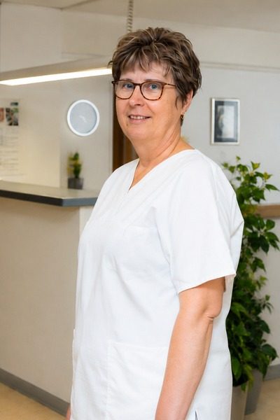 Silke Lübke aus dem Praxisteam der Orthopädie Berlin Friedrichshain im hellen Praxisbereich.