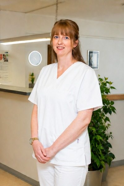 Stefanie Thiel aus dem Team der Orthopädie Berlin Friedrichshain im modernen Empfangsbereich der Praxis.